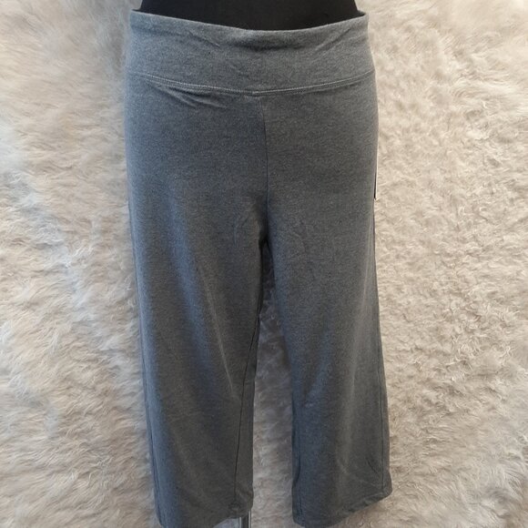 Danskin Women's Charcoal Gray Heater Kick Capri Pants - Picture 1 of 9